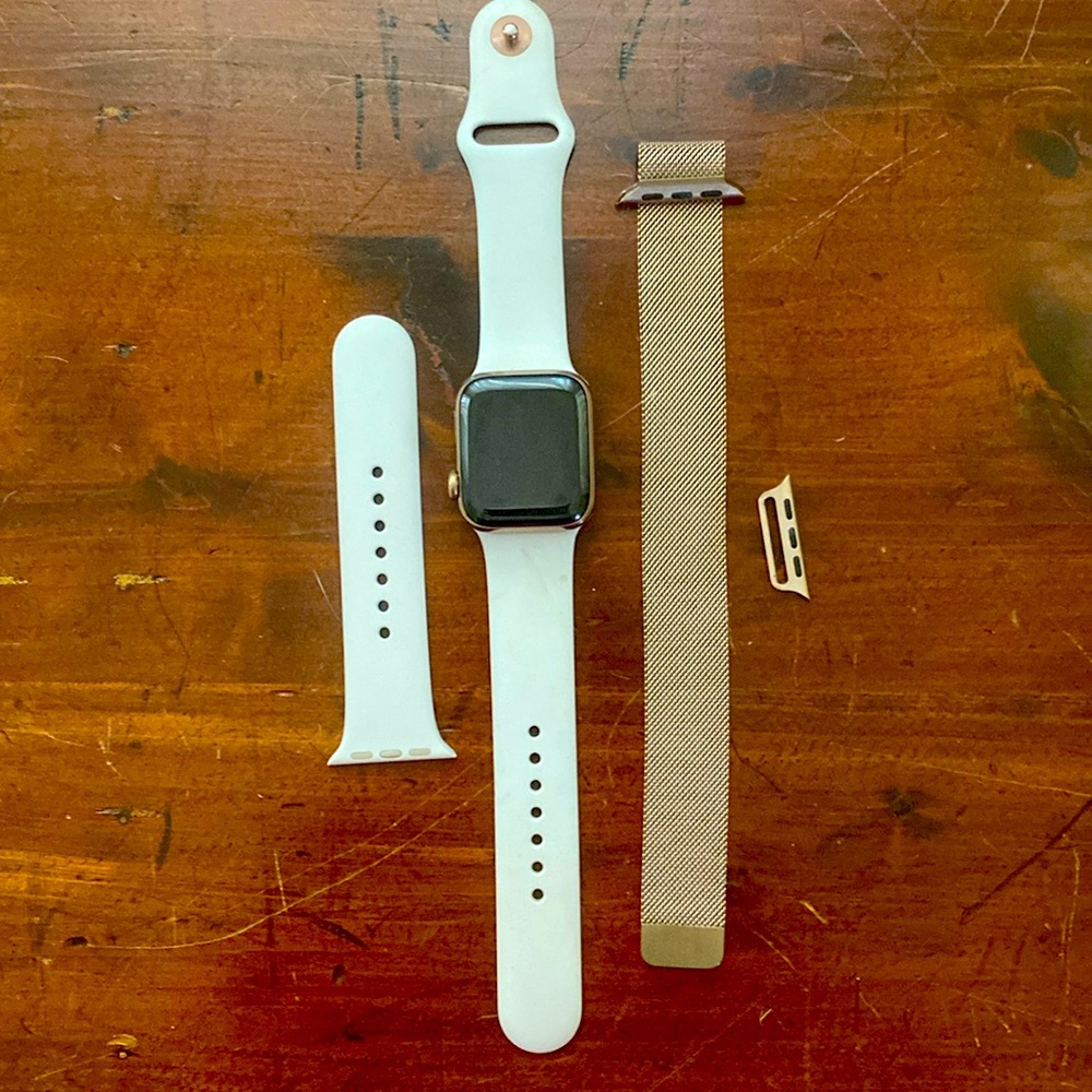 Apple Watch Series 4 with additional Milanese magnetic closure strap rose gold